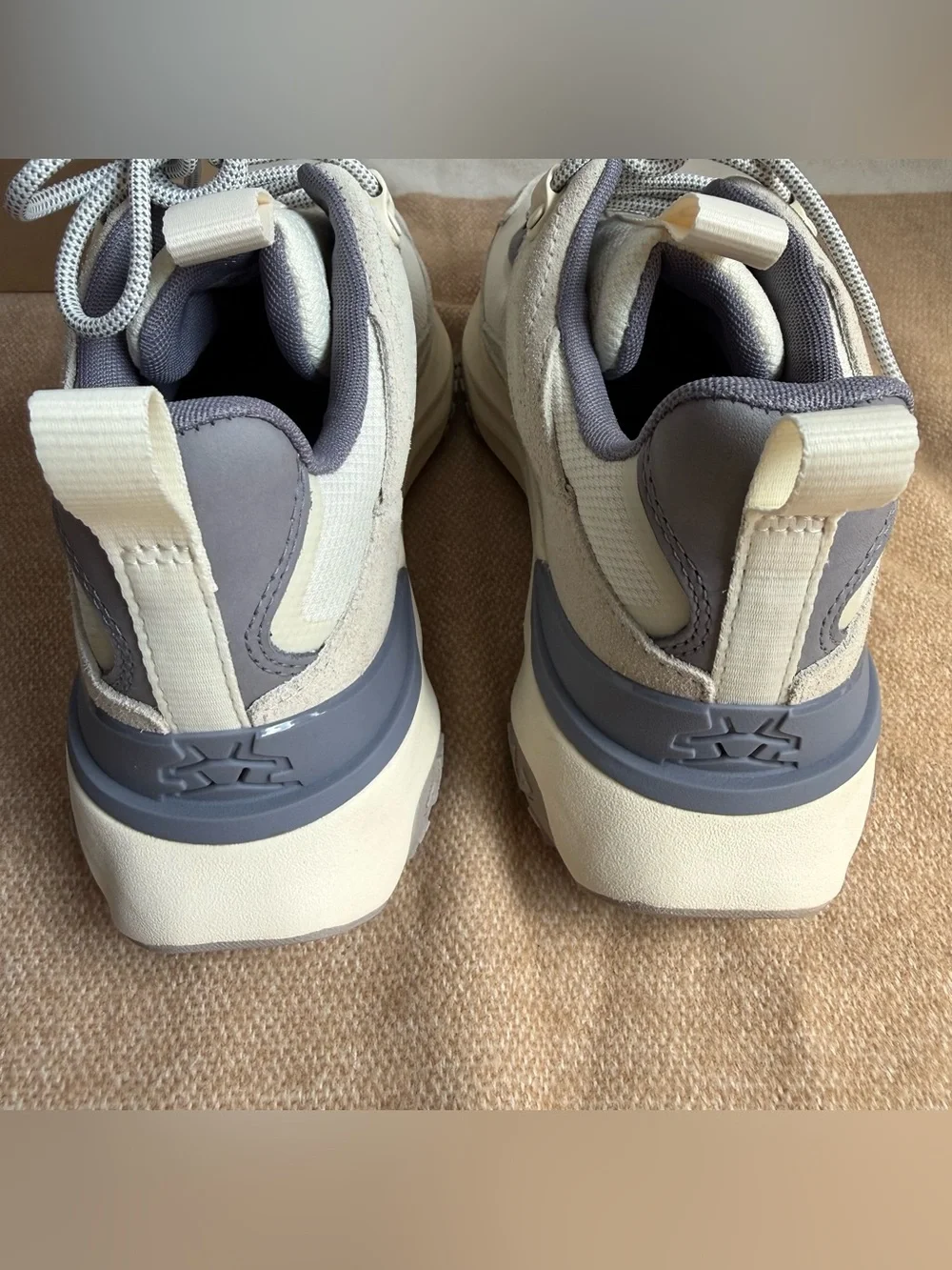 Timberland Women’s waterproof Ivory & Gray Low-Top Sneaker size 7
